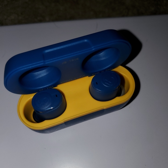 COPY - SkullCandy earbuds - Picture 2 of 2